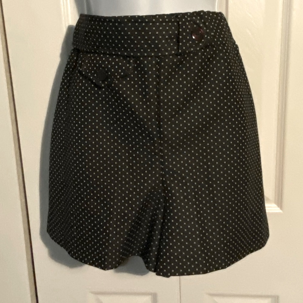 Adorable suite shorts. Black with white polkadots. 🖤 mini pocket in front. 12